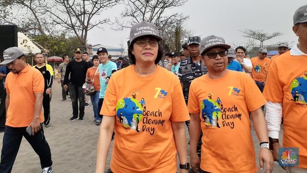 Sambut Hari Oeang, Sri Mulyani Bersih-bersih Pantai di Banten