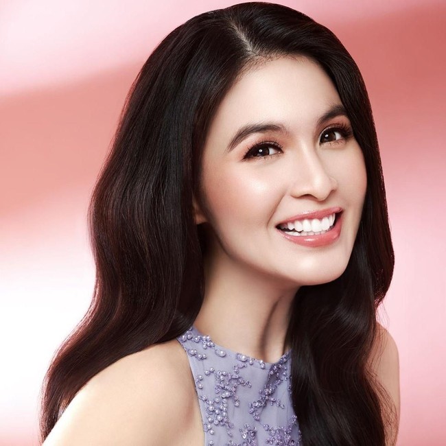 Lipstik Sandra Dewi Sandra Dewi baru memulai bisnis lipstik pada 2018 melalui brand Saint by Sandra. Jenis lipstik yang dirilisnya adalah lip matte, lipquid gloss dan creme lipstick. Lipstik artis Sandra Dewi ini dijual mulai dari Rp 119 ribu.   Foto: Instagram