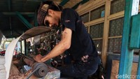Perajin lulusan ISBI ini merupakan salah satu perajin yang membuat alat musik tradisional Indonesia yaitu terompet pencak.