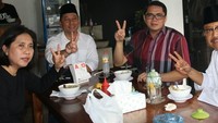 Semangkuk soto jadi menu sarapan Arteria bersama Gus Ipul. Mereka asyik makan soto di Surabaya.  Foto: instagram @arteriadahlan