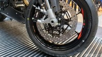 Selain itu, bobot motor ini juga tidak terlalu berat untuk kelas moge dengan mesin 896 cc. Shiver 900 memiliki bobot basah kurang lebih 218 kg. Bobot tersebut diklaim Piaggio cukup ringan. Sebab motor ini sudah pakai sasis aluminium, dengan konsep rangka tubular. Foto: Luthfi Anshori