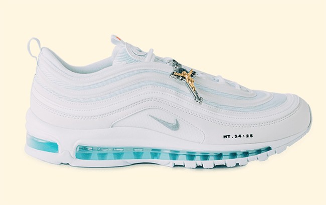 People mengabarkan, sneakers tersebut diklaim memiliki sol transparan berisi air suci dari Sungai Yordan yang telah didoakan oleh seorang pendeta. Berdasarkan kisah di Alkitab, Sungai Yordan yang memisahkan Israel dan Palestina itu merupakan tempat Yesus dibaptis oleh Yohanes Pembaptis. (Foto: Dok. MSCHF)