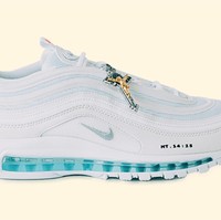 People mengabarkan, sneakers tersebut diklaim memiliki sol transparan berisi air suci dari Sungai Yordan yang telah didoakan oleh seorang pendeta. Berdasarkan kisah di Alkitab, Sungai Yordan yang memisahkan Israel dan Palestina itu merupakan tempat Yesus dibaptis oleh Yohanes Pembaptis. (Foto: Dok. MSCHF)