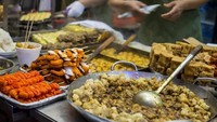 Bagaimana jika jalan-jalan ke Hong Kong? Anda wajib coba makanan kaki lima super enak di sini. Ada egg waffle, fishball berbumbu kari, sampai stinky tofu yang tak disukai sebagian orang karena aromanya. Foto: iStock