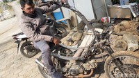 Sepeda motor ini dimodifikasi khusus untuk mengangkut berbagai macam hasil hutan dan pertanian, tak jarang kendaraan ini juga digunakan untuk mengangkut material bangunan, seperti pasir atau semen. Foto: Yudha Maulana