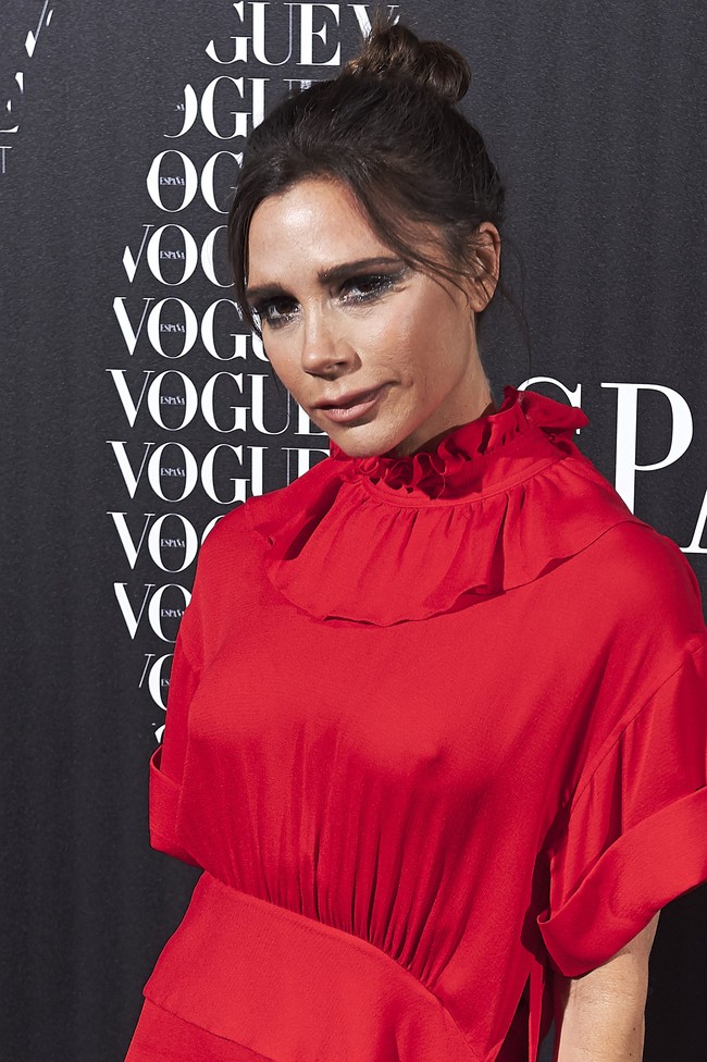  Victoria Beckham melakukan diet Five Hands. Diet ini memungkinkan dirinya untuk hanya makan sebanyak lima genggaman jari tangan setiap harinya. Dari lima genggaman tersebut, sebagian besarnya adalah buah-buahan, sayuran rendah glisemik, kacang-kacangan, atau kentang. Semua makanan yang mengandung gandum dan pisang tidak termasuk dalam diet ini. Foto: Getty Images