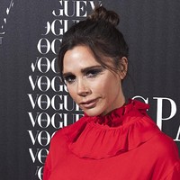  Victoria Beckham melakukan diet Five Hands. Diet ini memungkinkan dirinya untuk hanya makan sebanyak lima genggaman jari tangan setiap harinya. Dari lima genggaman tersebut, sebagian besarnya adalah buah-buahan, sayuran rendah glisemik, kacang-kacangan, atau kentang. Semua makanan yang mengandung gandum dan pisang tidak termasuk dalam diet ini. Foto: Getty Images