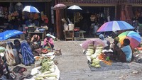 Kini para warga sudah bisa berjualan di pasar.