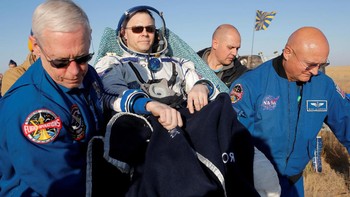 Tampak astronot Amerika Serikat, Nick Hague yang kembali bersama Hazza. Foto: Reuters