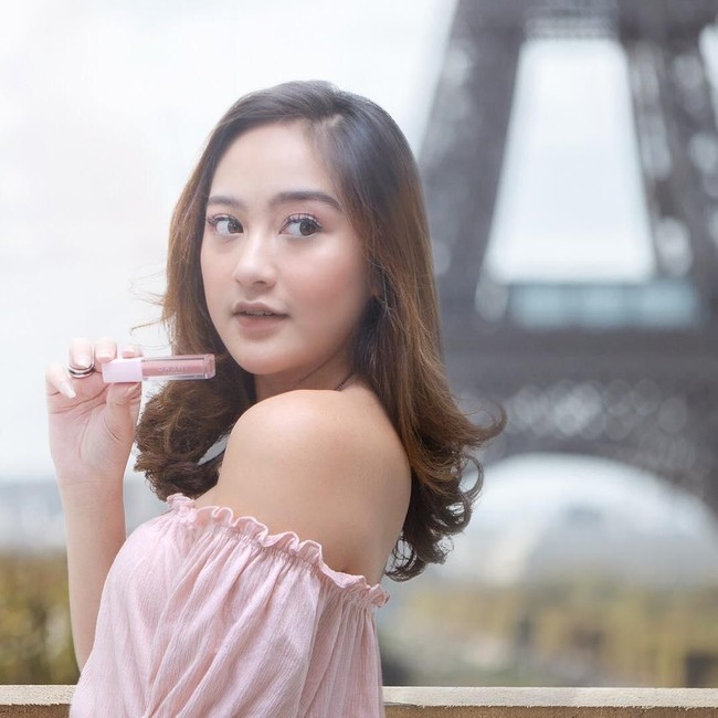 Lipstik Sashabilla Salshabilla Adriani berjualan lipstik melalui merek SASHI by Salshabilla. Dia menjual lipstiknya jenis lip matte dengan harga Rp 95 ribu.   Foto: Instagram