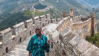 Jessica Nabongo adalah orang Uganda yang lahir di Amerika Serikat. Sebelum berkeliling dunia, Nabongo bekerja untuk United Nation (UN). (thecatchmeifyoucan/Instagram)