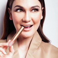 Lipstik Luna Maya Luna Maya yang sudah lebih dulu berbisnis fashion, kini mencoba peruntungannya di bisnis kosmetik melalui merek Nama Beauty. Salah satu produknya adalah lipstik. Dua jenis lipstik dari Nama Beauty adalah lip gloss dan lip matte. Masing-masing dari lipstik tersebut dijual seharga Rp 119 ribu.Foto: Instagram