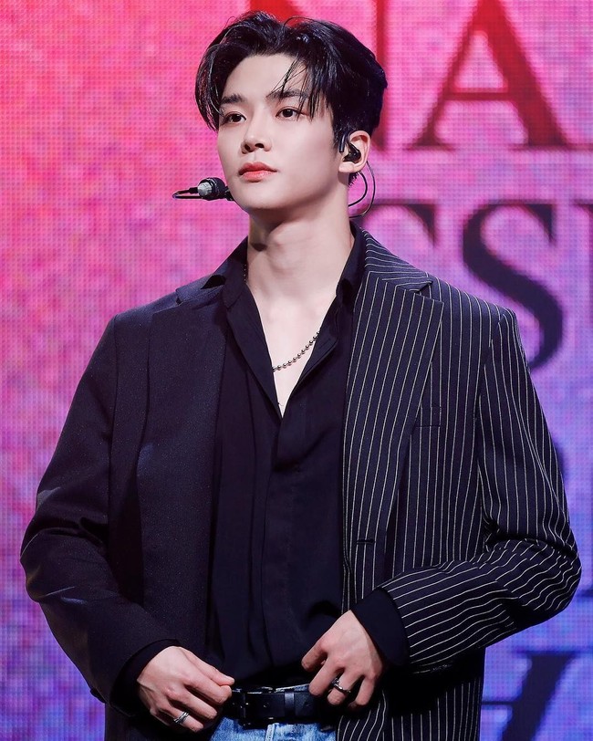 Pria ganteng tersebut juga dikenal sebagai salah satu idol tertinggi. Tingginya mencapai 1,92 cm. Hal itu membuat Rowoon tampak semakin menawan, apalagi ketika sedang menari bersama rekan-rekannya dalam boyband SF9. Foto: Instagram