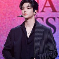 Pria ganteng tersebut juga dikenal sebagai salah satu idol tertinggi. Tingginya mencapai 1,92 cm. Hal itu membuat Rowoon tampak semakin menawan, apalagi ketika sedang menari bersama rekan-rekannya dalam boyband SF9. Foto: Instagram