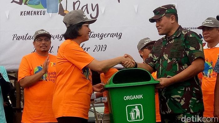 Foto: Sri Mulyani Bersih-bersih Pantai (Anisa Indraini/detikcom) Foto: Sri Mulyani Bersih-bersih Pantai (Anisa Indraini/detikcom)