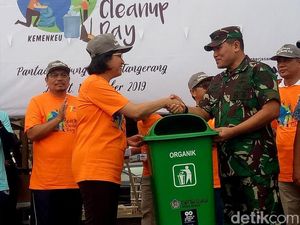 Peringati Hari Oeang, Sri Mulyani Bersihkan Pantai Tanjung Pasir