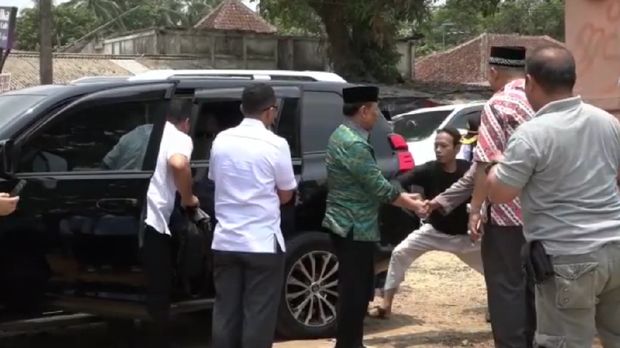 Berikut video detik-detik Menko Polhukam Wiranto ditusuk oleh SA alias Abu Rara. Dalam video ini terlihat jelas Abu Rara menusuk Wiranto sebanyak 2 kali.