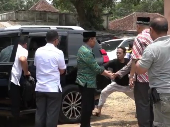 Berikut video detik-detik Menko Polhukam Wiranto ditusuk oleh SA alias Abu Rara. Dalam video ini terlihat jelas Abu Rara menusuk Wiranto sebanyak 2 kali.