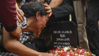 Ibu Akbar Alamsyah, korban demo berujung kericuhan di DPR, nampak tak kuasa menahan duka dan air mata saat mengiringi prosesi pemakaman anaknya di Taman Pemakaman Umum (TPU) kawasan Cipulir, Kebayoran Lama, Jakarta, Jumat (11/10/2019).