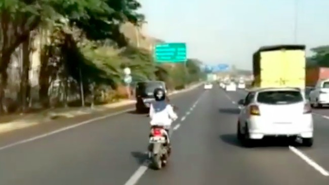 Mobil Termurah Suzuki sampai Emak-emak Ngebut Masuk Tol
