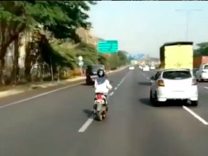 Duh, Ada Emak-emak Nekat! Naik Motor Matik, Masuk Tol, dan Ngebut