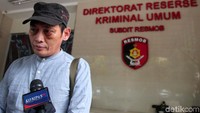 Ninoy nampak mengenakan topi saat ditemui awak media di Polda Metro Jaya, Jakarta.