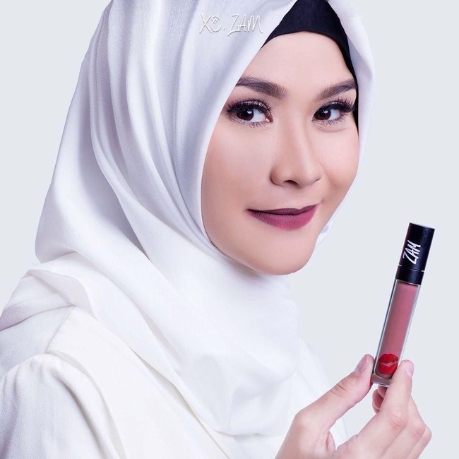 Lipstik Zaskia Mecca Zaskia Mecca merilis lipstik melalui label kosmetiknya Zameccanism atau Zam. Produk perdananya, yakni lip cream yang terdiri dari empat pilihan warna. Produk tersebut dibanderol seharga Rp 125.000   Foto: Instagram
