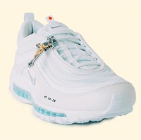 Banyak simbol Kristen yang menghiasi sneakers ini, mulai dari gantungan berbentuk salib pada tali sampai titik merah di ujung atas lidah sepatu yang melambangkan darah Kristus. (Foto: Dok. MSCHF)