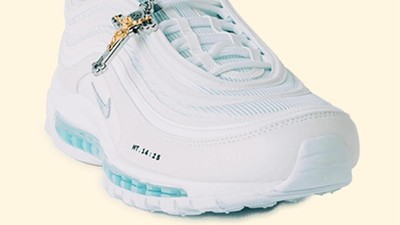 Foto: Rupa Sneakers Yesus Rp 42 Juta, Isinya Air Suci Sungai Yordan  