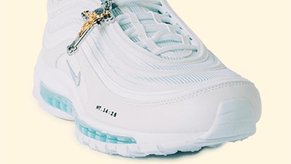Foto: Rupa Sneakers Yesus Rp 42 Juta, Isinya Air Suci Sungai Yordan  