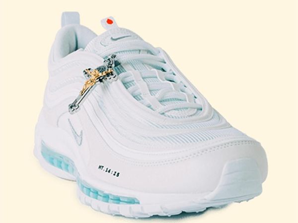 Foto: Rupa Sneakers Yesus Rp 42 Juta, Isinya Air Suci Sungai Yordan  
