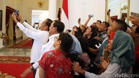 Selepas menyampaikan keterangan pers, Jokowi dan Prabowo melakukan swafoto bersama para awak media di Istana Merdeka, Jakarta.