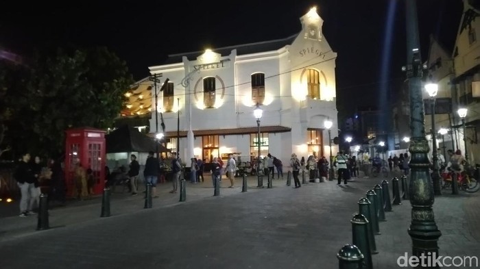 Suasana uji coba Car Free Night (CFN) di kawasan Kota Lama Semarang, Jumat (11/10/2019).