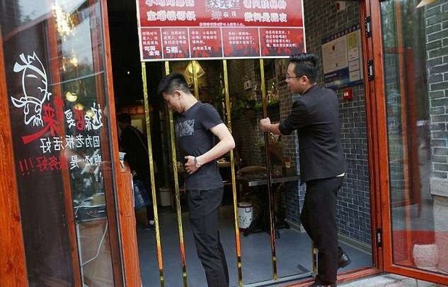 Ukur Tinggi Badan hingga Payudara, Syarat Unik untuk Promo Resto
