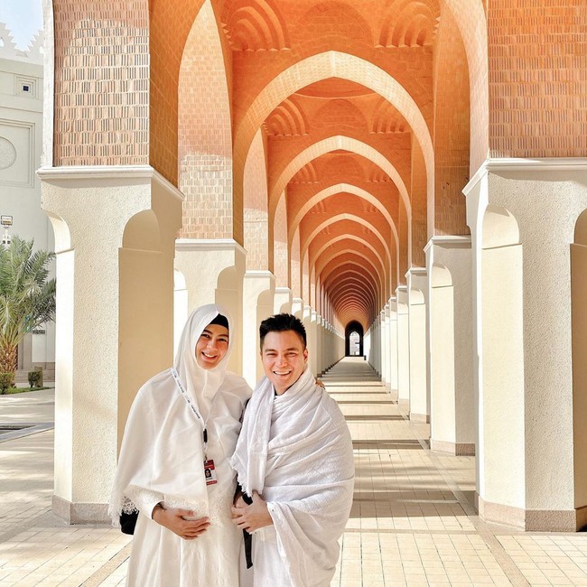 Paula sangat bersyukur bisa menunaikan ibadah umrah bersama suami dan janinnya yang kerap disebut mereka sebagai Bapau Junior. Alhamdulillah bisa dapet kesempatan umroh bareng suami dan @bapau_junior. Doain ya semoga lancar semua… Amin, demikian model kelahiran Semarang 18 September 1987 itu menulis di keterangan foto yang menampilkan dirinya dan Baim sudah memakai baju ihram.  Foto: instagram @paula_verhoeven