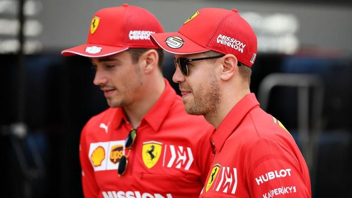 Dua pebalap Ferrari, Charles Leclerc dan Sebastian Vettel, jelang GP Jepang (Foto: Clive Mason/Getty Images) Dua pebalap Ferrari, Charles Leclerc dan Sebastian Vettel, jelang GP Jepang (Foto: Clive Mason/Getty Images)