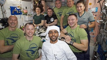 Bersama para astronot lain. Foto: Hazza Al Mansouri