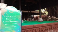 Untuk menuju bangunan tersebut pengunjung harus melepas alas kaki. Wanita dilarang masuk ke area tersebut. (Sudirman/detikcom)