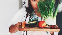 Nampaknya, Tara Basro memang pandai memasak. Ini posenya dengan aneka sayuran sambil memakai celemek. Foto: Instagram @Tarabasro