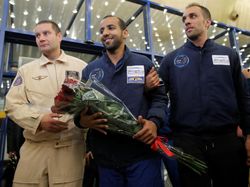 Momen Kembalinya Astronot Arab Usai Lihat Bumi Bulat