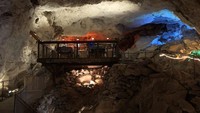 Menuju restoran ini, pengunjung harus kuat berjalan kaki, di jalur yang sudah ditentukan dengan penerangan yang cukup jelas. Foto: Istimewa