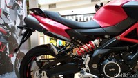 Yang cukup istimewa adalah handlingnya. Meski motor ini masuk kategori superbike, handlingnya cukup mumpuni. Dengan setang lebar, motor asyik diajak meliak liuk. Tak hanya itu, dengan profil tapak ban lebar (depan 120/70, belakang 180/55), motor ini juga nurut ketika diajak bermanuver. Foto: Luthfi Anshori