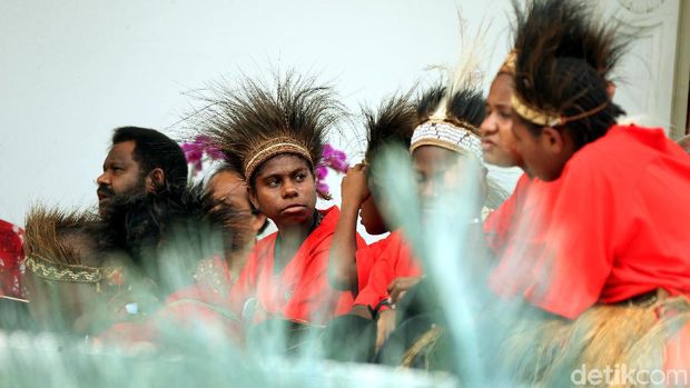 Presiden Jokowi menerima kunjungan sejumlah anak-anak dari Papua di Istana. Bercengkrama bersama, Jokowi terlihat sangat semringah.