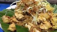 Tampilan sego tahu dari Pasuruan ini menggoda banget ya? Tahu putihnya besar lembut dan direndam saus kacang.  Sedep banget! Foto : Instagram @ceciliangelina
