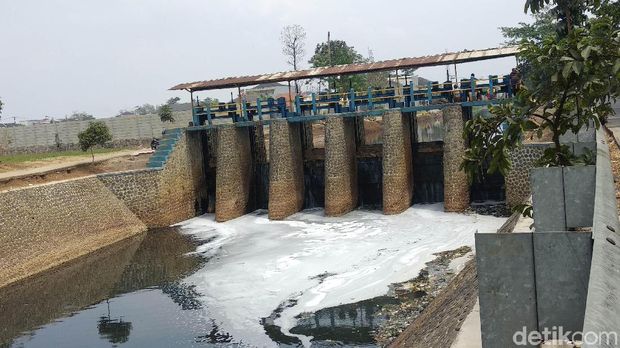 Jijik, Sungai Cipamokolan Bau dan Tertutup Sampah
