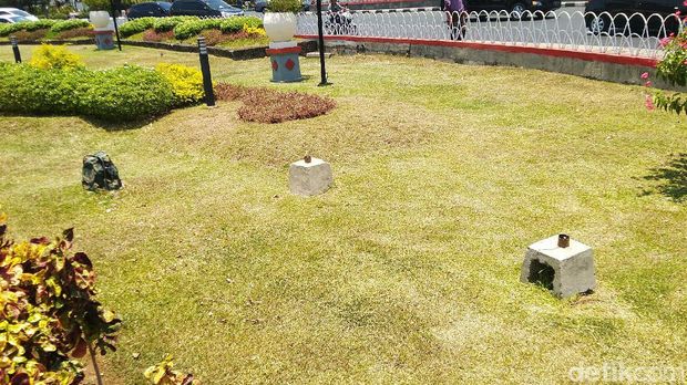 Suasana hari tanpa bayangan di Tugu Muda Semarang.