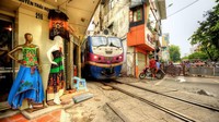 Tak disebutkan dengan rinci soal pelanggaran ini. Namun train street dinilai telah melampaui keamanan dalam berwisata. (CNN/Getty Images)