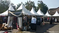 Selain itu, halaman Masjid Gede sisi utara dan selatan berdiri banyak stand yang menjual aneka makanan, pakaian dan aksesoris. Tampak pula banyak pengunjung yang memadati stand-stand tersebut.