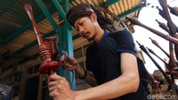 Harga terompet buatannya tersebut dibanderol dengan kisaran harga Rp 600 ribu hingga Rp 1 juta tergantung kerumitan dan ukuran terompetnya.