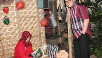 Berkunjung ke Kediri, Arteria pose di depan penjual pecel. Di depannya ada ibu penjual pecel yang sedang meracik pecel untuk Arteria. Foto: instagram @arteriadahlan